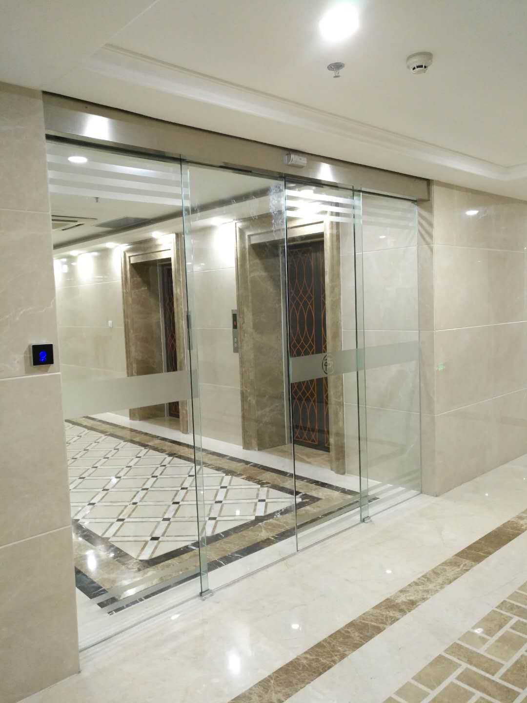 自動感應門在下雨天使用時一定要斷電！